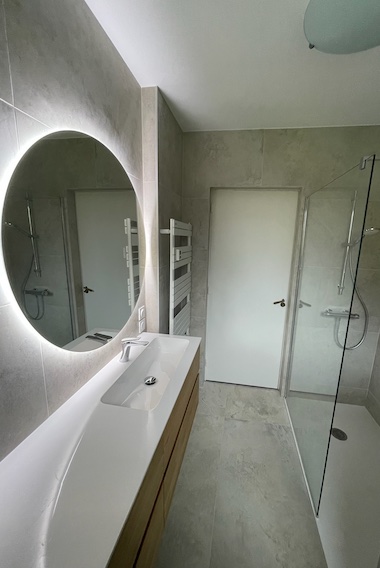 salle de bains baignoire douche italienne colonne de douche paroi de douche WC suspendu carrelage grand format - Croix
