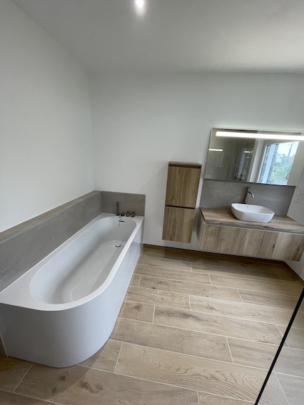 salle de bains baignoire monobloc meuble vasque miroir lumineux