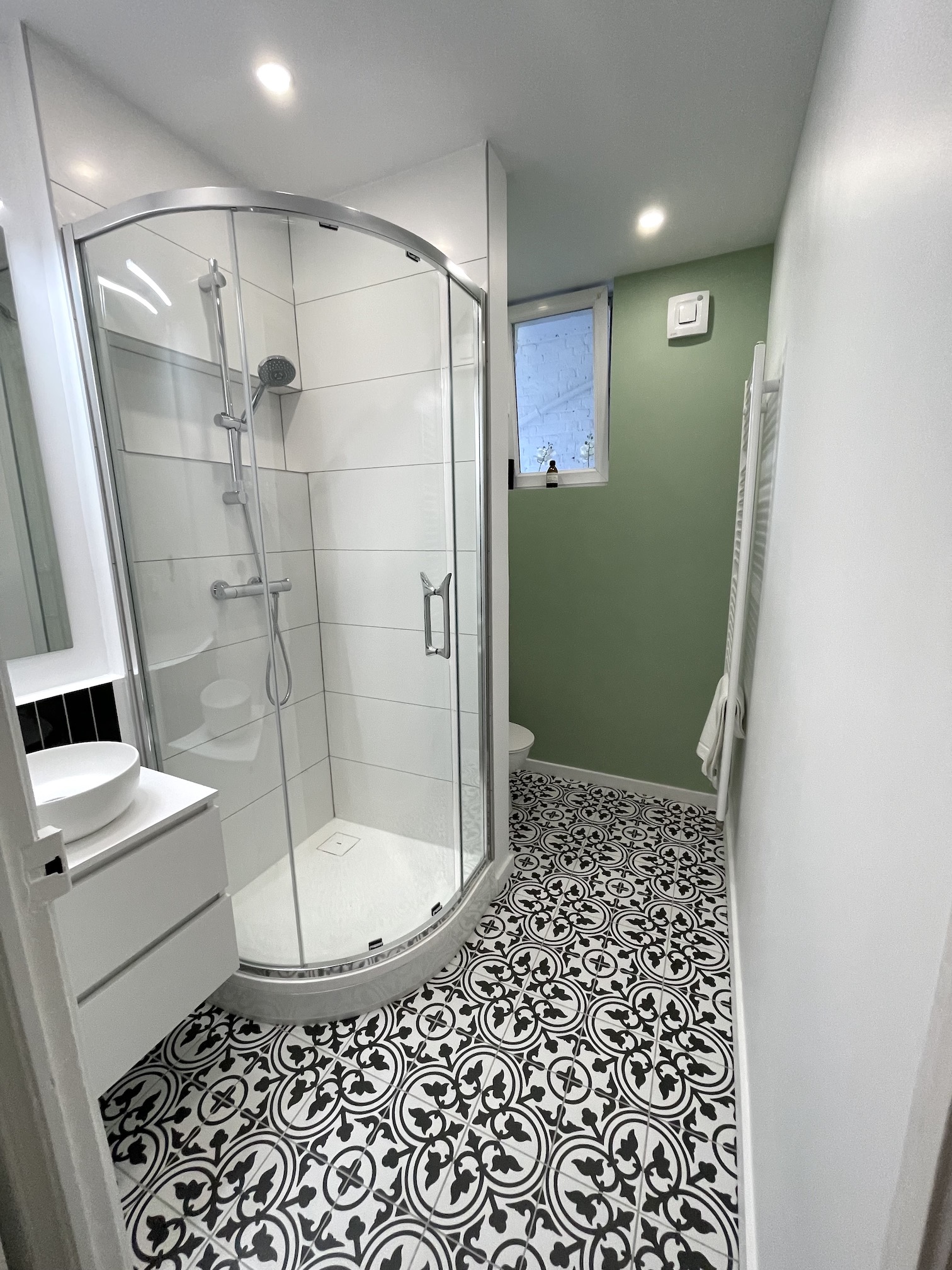 salle de bains douche meuble vasque WC à poser sèche serviette placard sur mesure carrelage effet carreaux de ciment colonne de douche chromée niche - Bondues - métropole Lille Nord