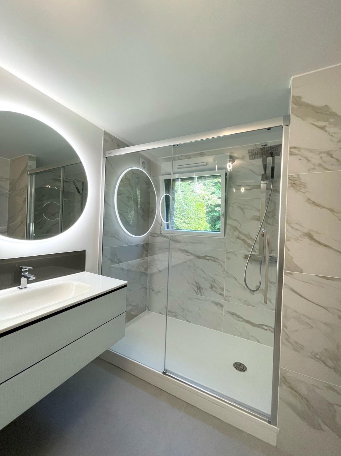 salle de bains meuble simple vasque miroir rond éclairé porte de douche coulissante receveur extra plat carrelage imitation marbre grand format - Croix - métropole Lille Nord